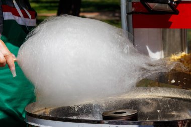 Pamuk helva makinesinde pamuk helva yapıyorum.