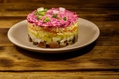 Geleneksel Rus salatası 