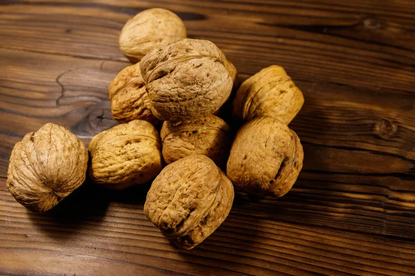 Ořechy Dřevěném Stole — Stock fotografie