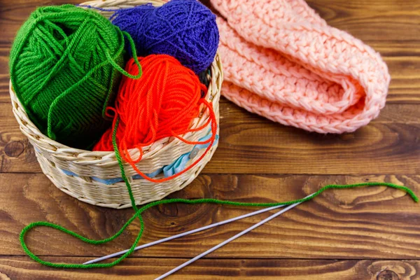 Panier Osier Avec Fils Tricoter Colorés Aiguilles Tricoter Écharpe Tricotée — Photo