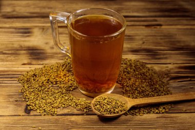 Mısır sarı çay veya Methi Dana içecek ve ahşap masada çemen tohumu