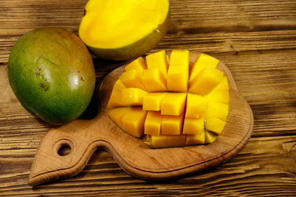 Owoce Świeże Mango Drewnianym Stole — Zdjęcie stockowe