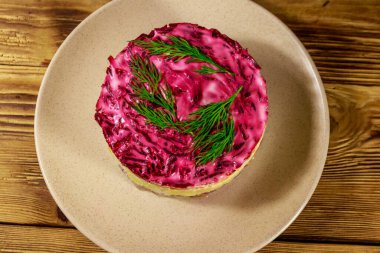 Geleneksel Rus salatası 