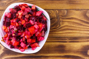 Pancar, havuç, patates, soğan ve ahşap masada salatalık turşusu ile geleneksel Rus salatası vinaigrette. Üstte görüntü