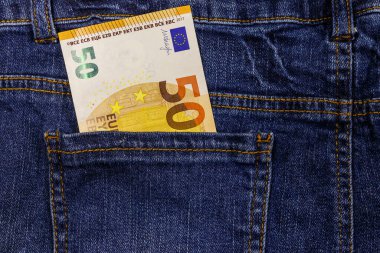 Kot pantolonun cebinde 50 euro banknot