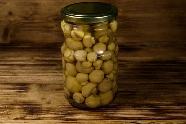 Deliciosos Champiñones Marinados Tarro Vidrio Sobre Mesa Madera — Foto de Stock