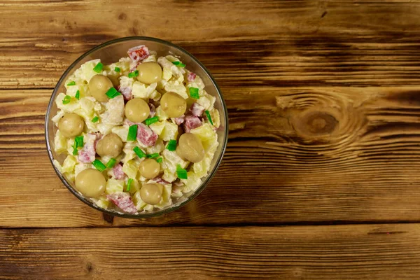 Insalata Patate Con Funghi Marinati Salsiccia Cipolla Maionese Sul Tavolo — Foto Stock