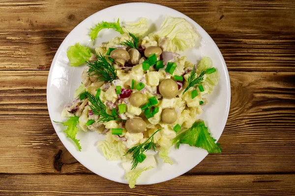 Картофельный Салат Маринованными Грибами Яйцами Красным Луком Майонезом Деревянном Столе — стоковое фото