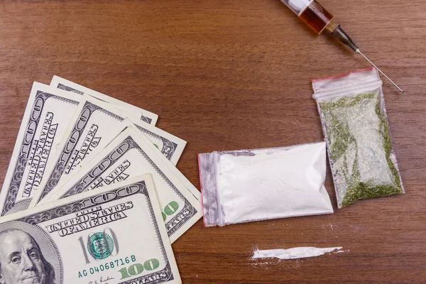 Farklı Tipte Uyuşturucular Kokain Eroin Şırıngası Kurutulmuş Esrar Masada Dolar — Stok fotoğraf