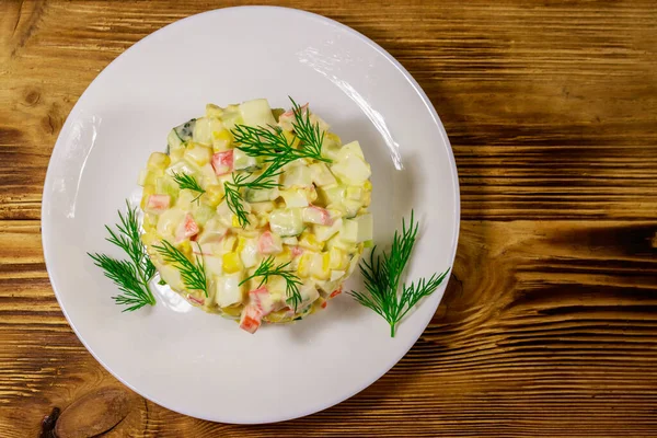 Салат Крабовыми Палочками Сладкой Кукурузой Огурцом Яйцами Майонезом Деревянном Столе — стоковое фото