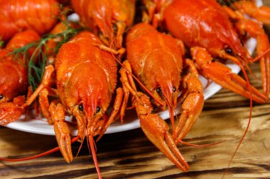 Ahşap masada kaynamış kerevit.