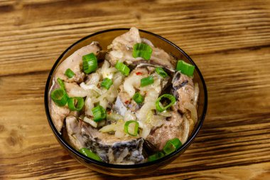 Ahşap masa üzerinde cam kapta Marine sazan