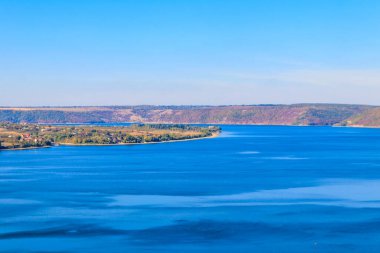 Sonbaharda Ukrayna 'daki Dinyester Nehri manzarası
