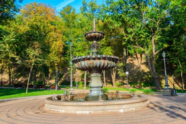 Ukrayna, Kiev 'deki Vladimir Hill şehir parkında bir çeşme.