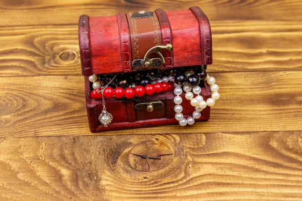 Vintage Schatztruhe Voller Schmuck Und Accessoires Auf Holzgrund — Stockfoto