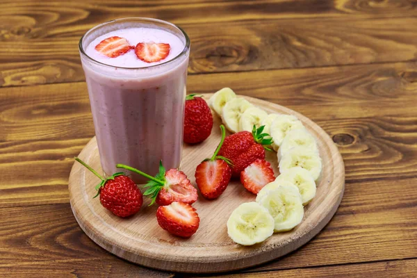 Egy Pohár Friss Epres Banános Smoothie Fából Készült Asztalon — Stock Fotó