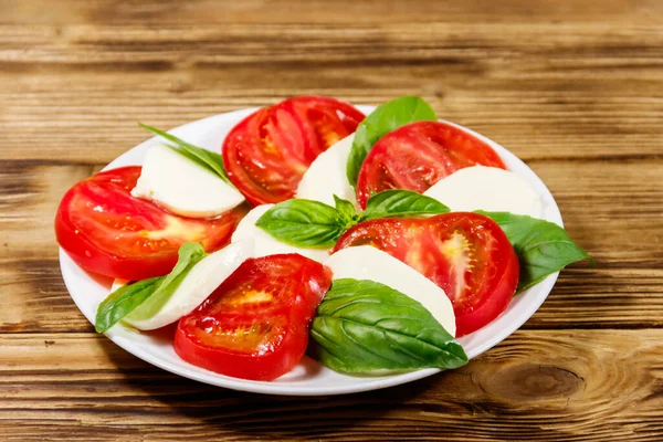 Salade Caprese Italienne Aux Tomates Fromage Mozzarella Basilic Sur Une — Photo