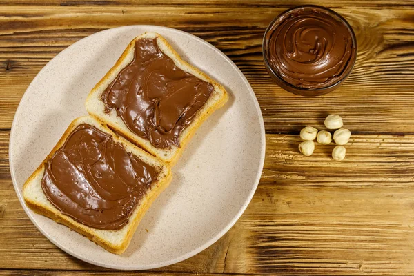 Zwei Scheiben Brot Mit Leckerem Schokoladen Haselnussaufstrich Auf Einem Holztisch — Stockfoto