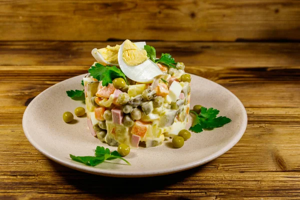Salată Tradițională Festivă Rusă Olivier Masă Lemn — Fotografie, imagine de stoc