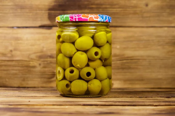 Aceitunas Verdes Vinagre Frasco Vidrio Sobre Mesa Madera —  Fotos de Stock