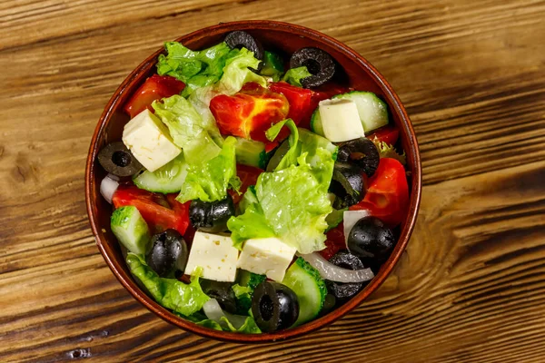 Salada Grega Com Legumes Frescos Queijo Feta Azeitonas Pretas Mesa — Fotografia de Stock