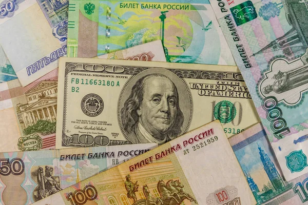 Rus Rublesi banknotlarının arka planında 100 dolarlık banknot