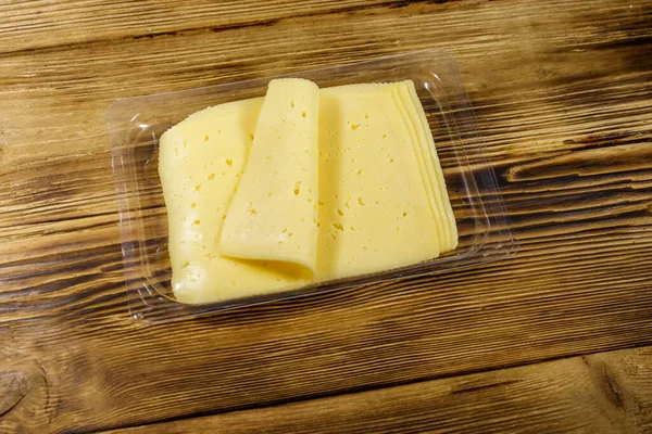 Tek Kullanımlık Plastik Bir Kutuda Dilimler Halinde Peynir Ahşap Bir — Stok fotoğraf