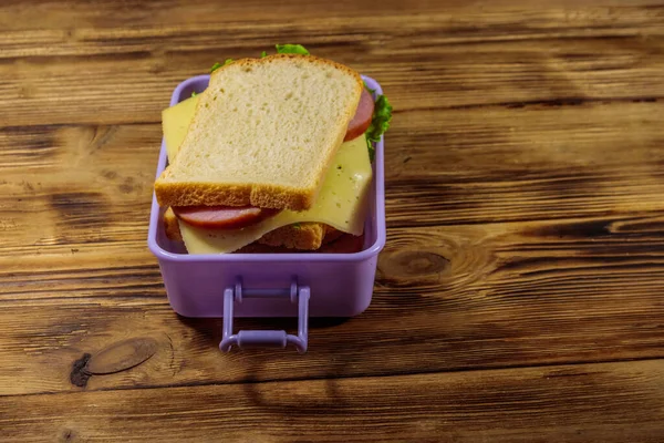 Caixa Almoço Com Sanduíches Uma Mesa Madeira — Fotografia de Stock