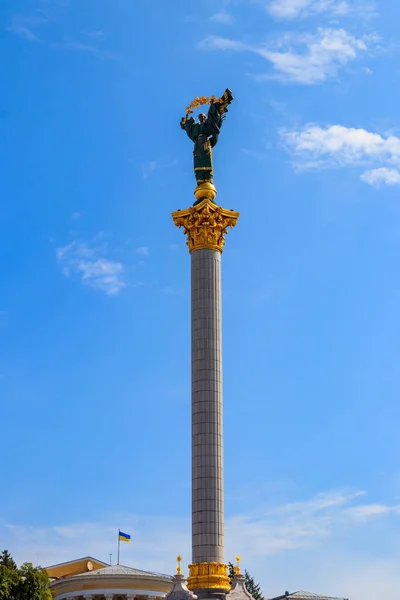 ウクライナの首都キエフの独立広場 Maidan Nezalezhnosti にある独立記念碑 — ストック写真