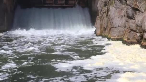 Strömendes Wasser Mit Sprühwasser Aus Den Offenen Schleusentoren Eines Kleinen — Stockvideo