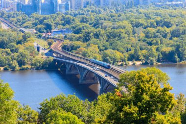 Metro köprüsünün hava görüntüsü ve Ukrayna Kiev 'deki Dinyeper nehri. Kyiv şehir manzarası