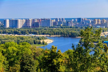 Ukrayna, Kiev 'deki Dinyeper Nehri' nin sol yakasının görüntüsü