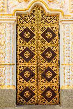 Ukrayna 'daki Kiev Pechersk Lavra (Kiev Mağara Manastırı) Katedrali' nin süslü yaldızlı kapısı