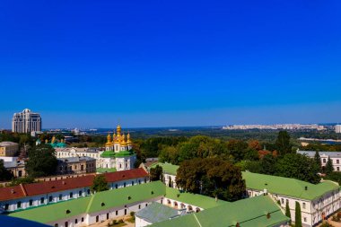 Ukrayna 'daki Kiev Pechersk Lavra' daki (Kiev Mağara Manastırı) Azizler Kilisesi manzarası. Kiev şehir manzarası
