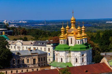 Ukrayna 'daki Kiev Pechersk Lavra' daki (Kiev Mağara Manastırı) Azizler Kilisesi manzarası. Kiev şehir manzarası