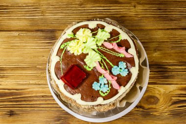 Kremalı, fındıklı ve ahşap masadaki karton kutuda kremalı Kiev keki. Üst görünüm