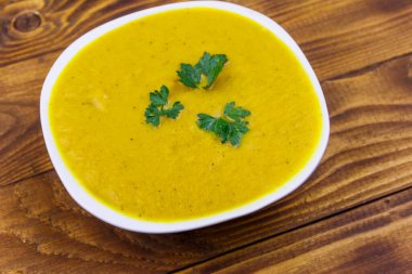 Tahta bir masada balkabağı çorbası