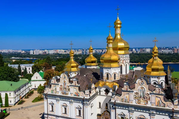 Ukrayna 'daki Kyiv Pechersk Lavra (Kiev Mağara Manastırı) ve Dinyeper Nehri' nin Dormition Katedrali manzarası. Büyük Lavra Çan Kulesi 'nden görüntü