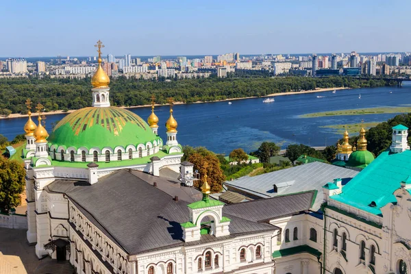 Ukrayna 'daki Kiev Pechersk Lavra (Kiev Mağara Manastırı) ve Dinyeper Nehri' nin yemekhane kilisesinin manzarası. Büyük Lavra Çan Kulesi 'nden görüntü