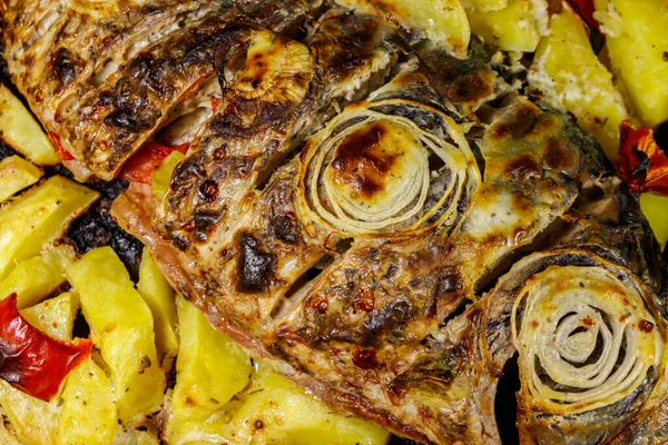 Carpa Forno Con Patate Una Teglia — Foto Stock