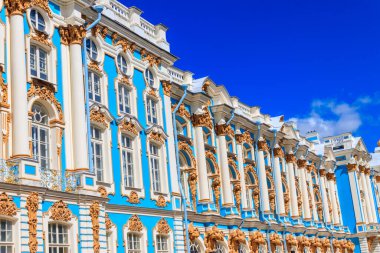 Catherine Palace, Rusya 'nın Saint Petersburg eyaletinin 30 km güneyinde, Tsarskoye Selo (Puşkin) kasabasında yer alan bir Rococo sarayıdır. Rus Çarları 'nın yazlık eviydi.
