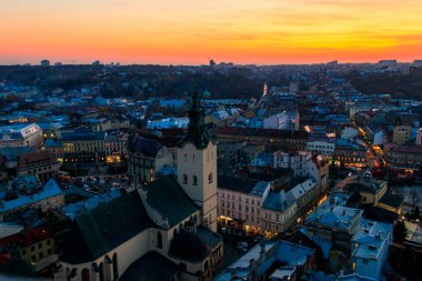 Günbatımında Ukrayna, Lviv 'deki Latin Katedrali ve Rynok Meydanı' nın havadan görünüşü. Lviv belediye binasından görüntü