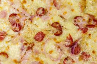 Lezzetli taze pizza sosis, kırmızı soğan ve peynirli.