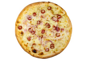 Beyaz arka planda sosisli, kırmızı soğanlı ve peynirli leziz taze pizza.