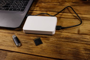 Harici HDD dizüstü bilgisayara, hafıza kartına ve USB flash diske bağlı. Veri depolama kavramı