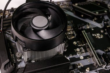 Cpu ve soğutuculu modern bir bilgisayar ana kartının yakın çekimi. Elektronik bilgisayar donanım teknolojisi