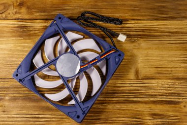 Ahşap bir masada modern bilgisayar vantilatörü. Üst görünüm