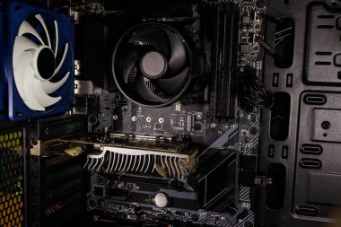 Yeni bilgisayar sistemi ünitesini içeriden kapat