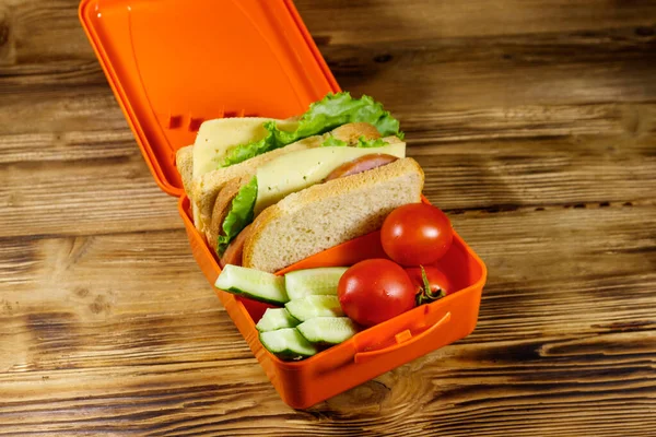 Pudełko Lunch Kanapkami Świeżymi Warzywami Drewnianym Stole — Zdjęcie stockowe