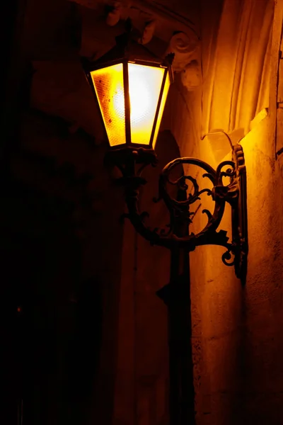 Beleuchtete Alte Straßenlaterne Der Hauswand Der Nacht — Stockfoto